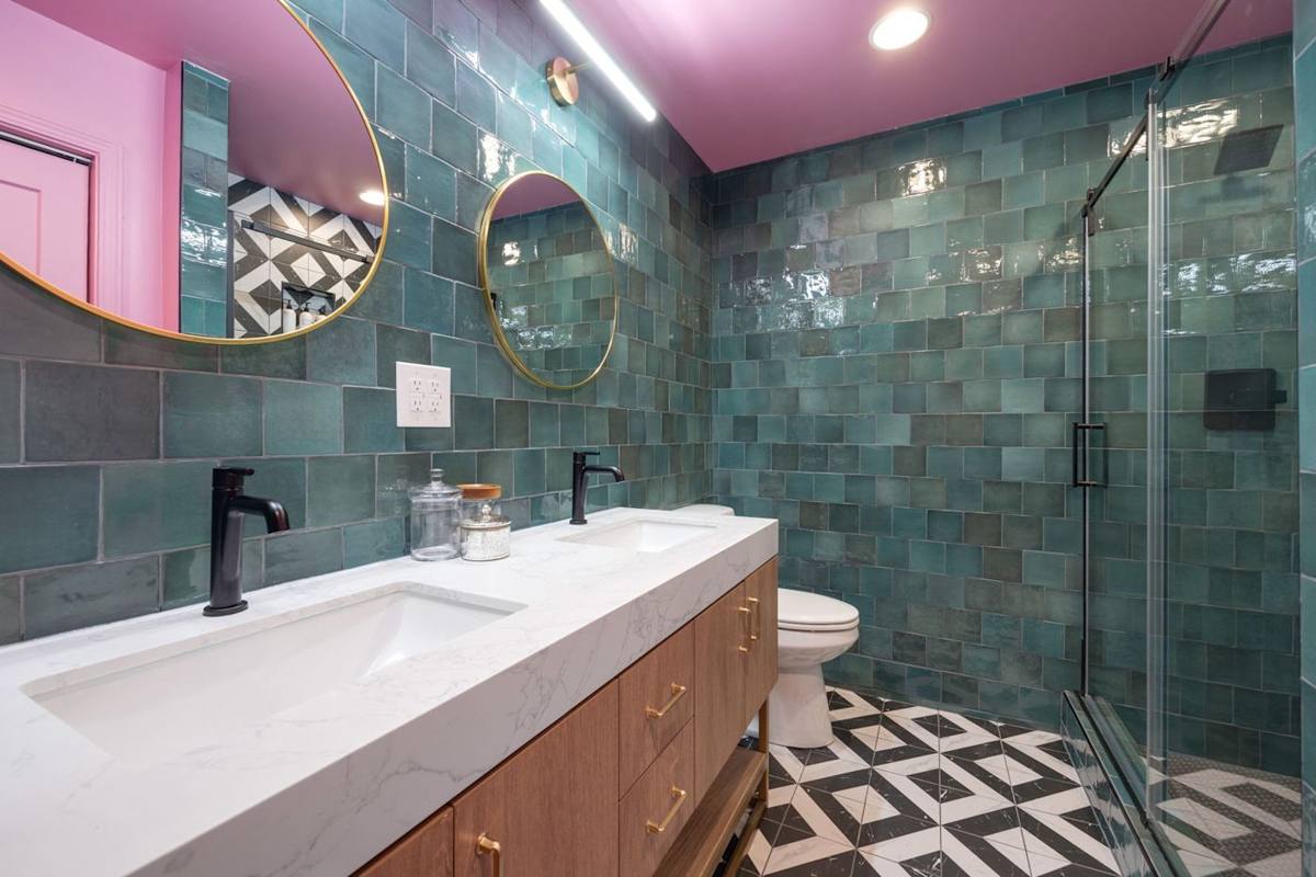 Feeling fabulous with these green walls and pink mirrors creating the perfect retro vibe for your daily pampering sessions! 💅🚿