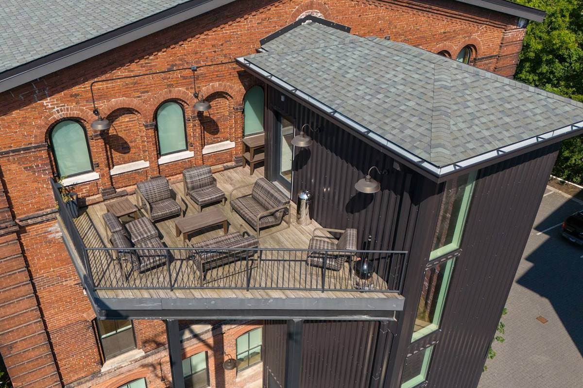 Rooftop Terrace: Unwind with friends amid stunning views and chic outdoor seating!