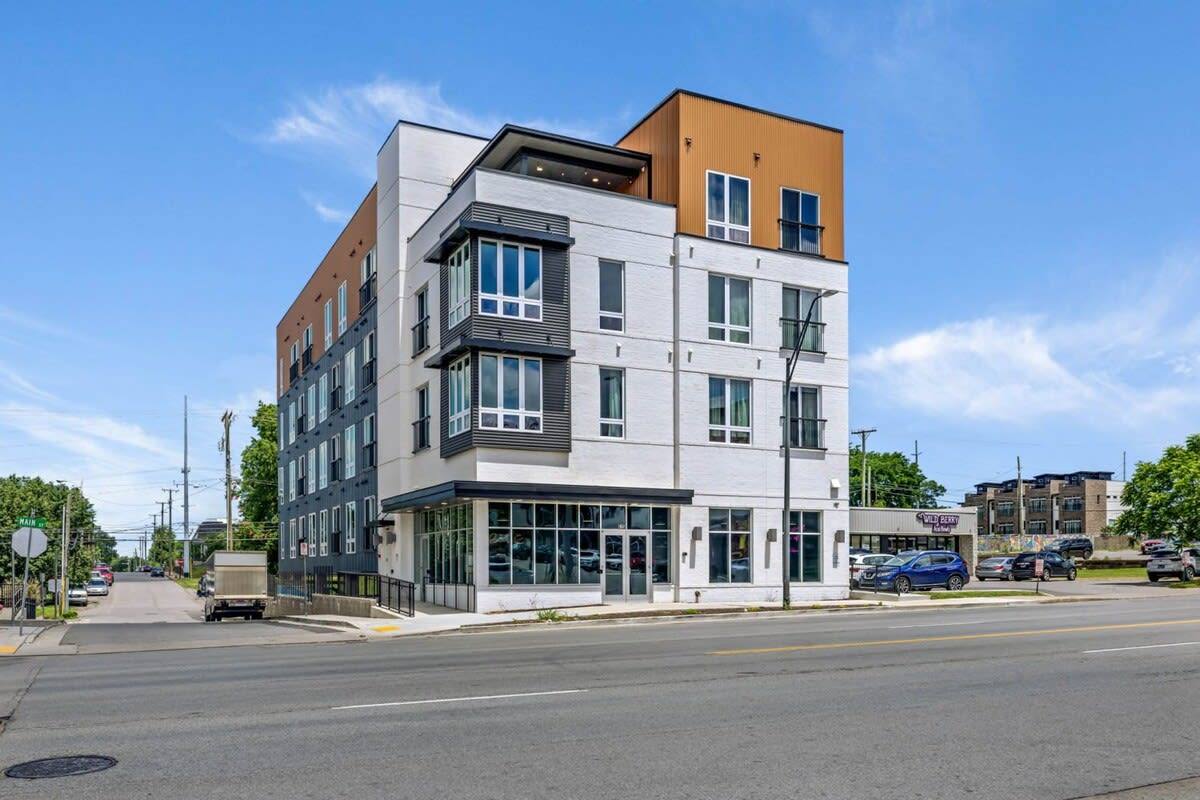 Experience metropolitan living in this stylish apartment building strategically located on the corner of a lively street. Immerse yourself in the city's vibrant energy while enjoying the comfort of a modern living space.