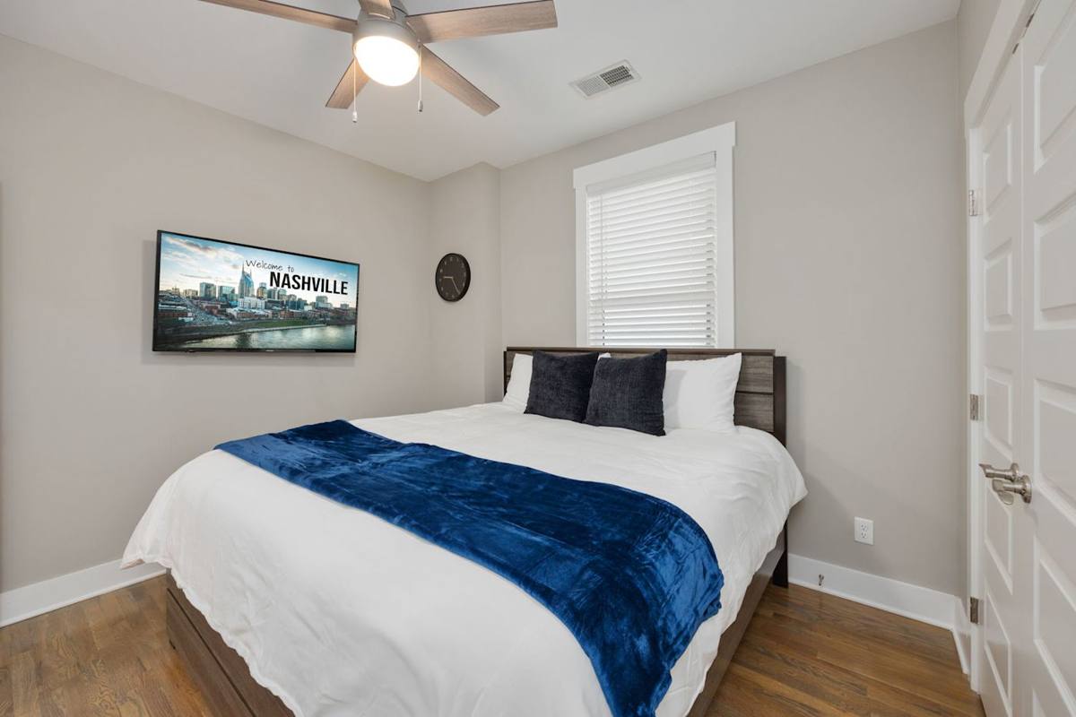 Relax in this stylish retreat with smart TV and vibrant city vibes!
