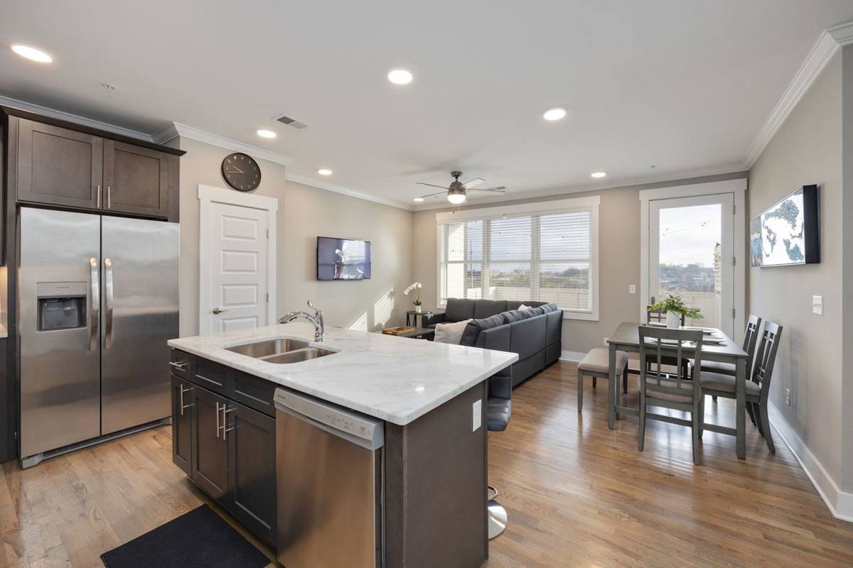 Stylish space with scenic views and sleek finishes for entertaining!