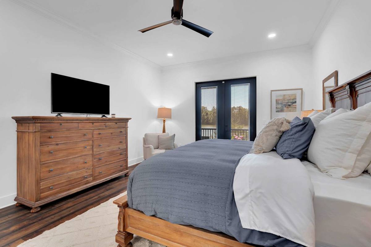Elegant space with scenic views, plush furnishings, and modern amenities await you!